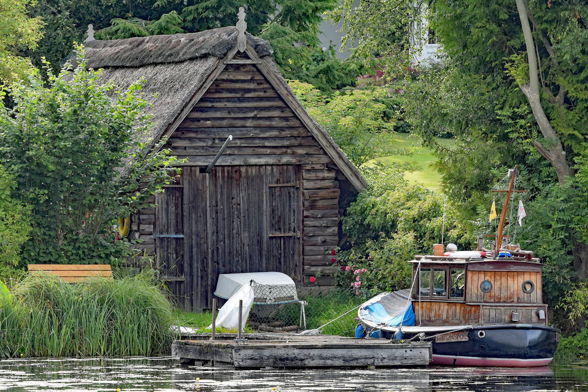 Motorboot am Ufer der Wakenitz. Aufnahme vom 18.07.2020