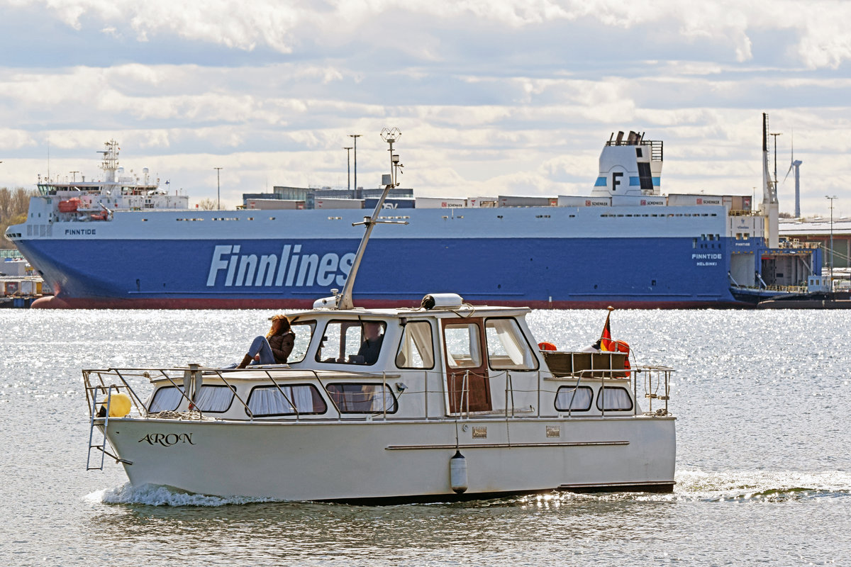 Motorboot ARON am 25.04.2021 im Hafen von Lübeck-Travemünde. Im Hintergrund ist die Finnlines-Fähre FINNTIDE zu sehen.