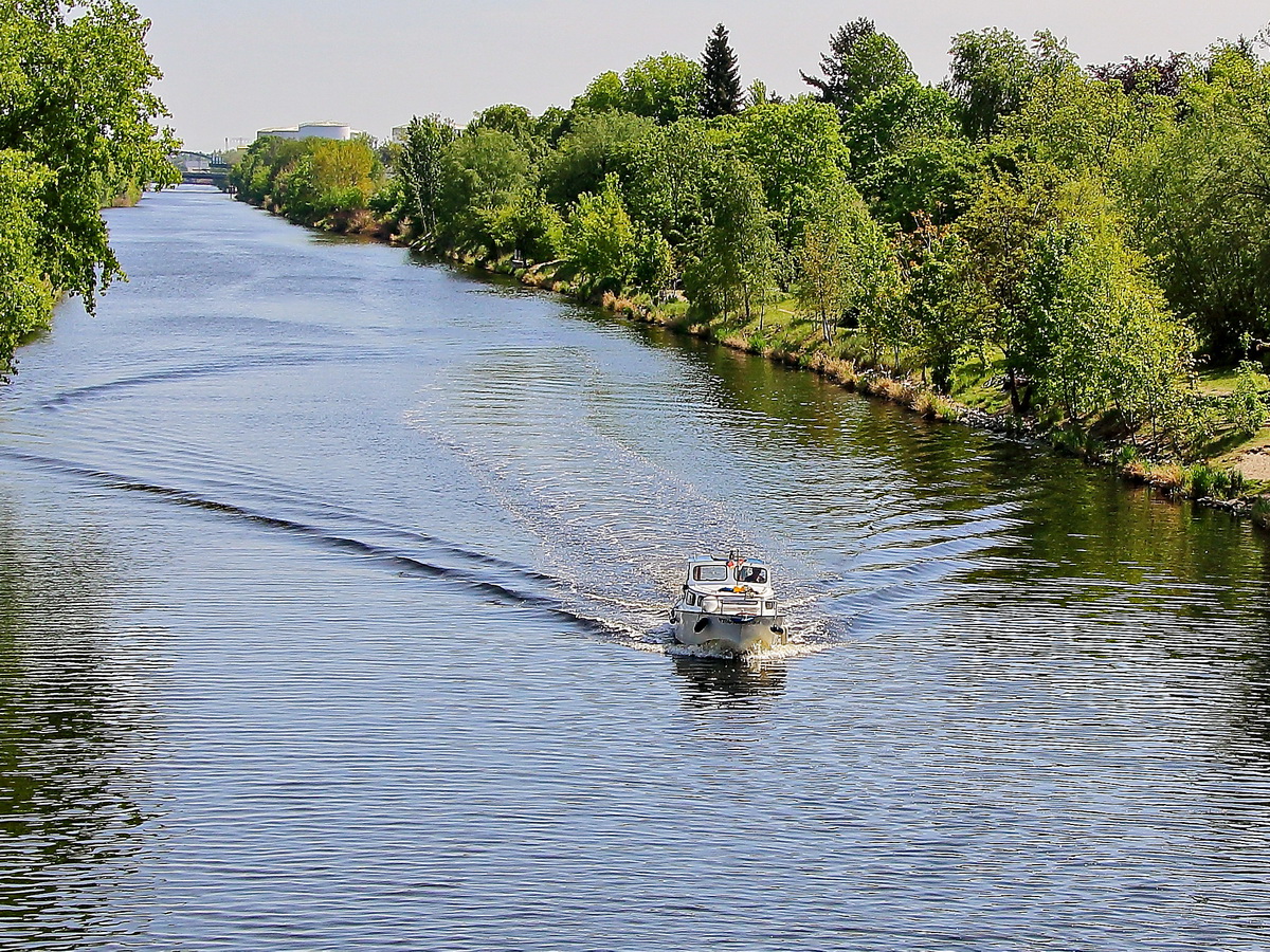 Motorboot auf dem Teltow Kanal am 08. Mai 2020 in Berlin Rudow gesehen von der  Johannisthaler Chaussee. 