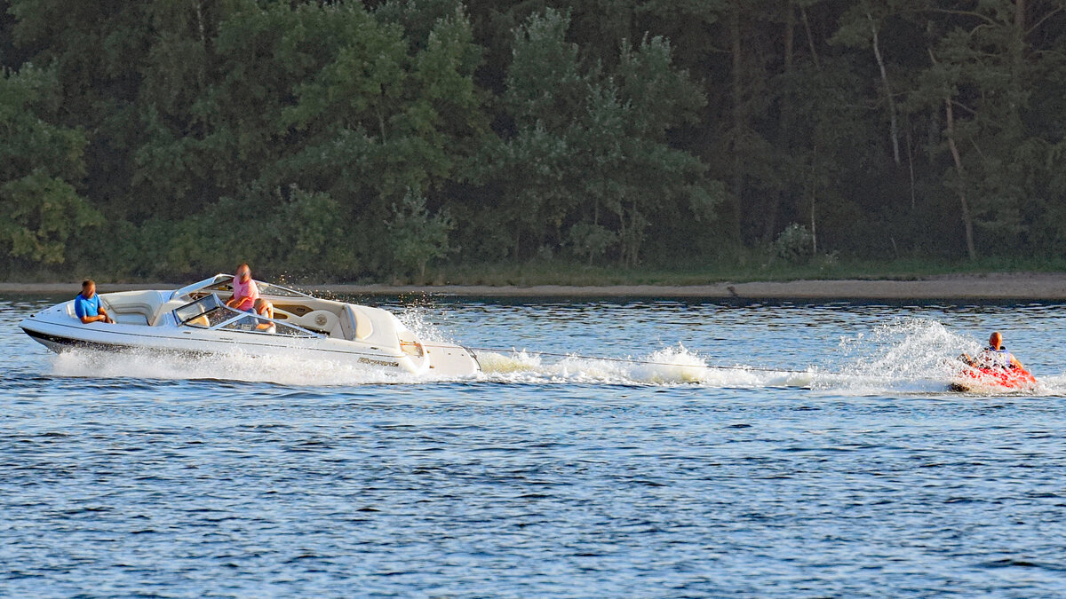 Motorboot auf der Trave unweit Lübeck-Schlutup. Aufnahme vom 09.09.2021