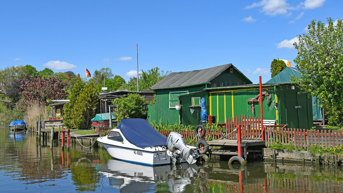 Motorboot bei der Lachswehr Lübeck, Alte Trave. Aufnahme vom 15.05.2022