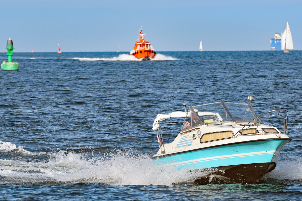 Motorboot ELKE am 23.09.2017 in der Ostsee vor Lübeck-Travemünde, Im Hintergrund ist u.a. das Lotsenversetzboot TRAVEMÜNDE zu sehen.