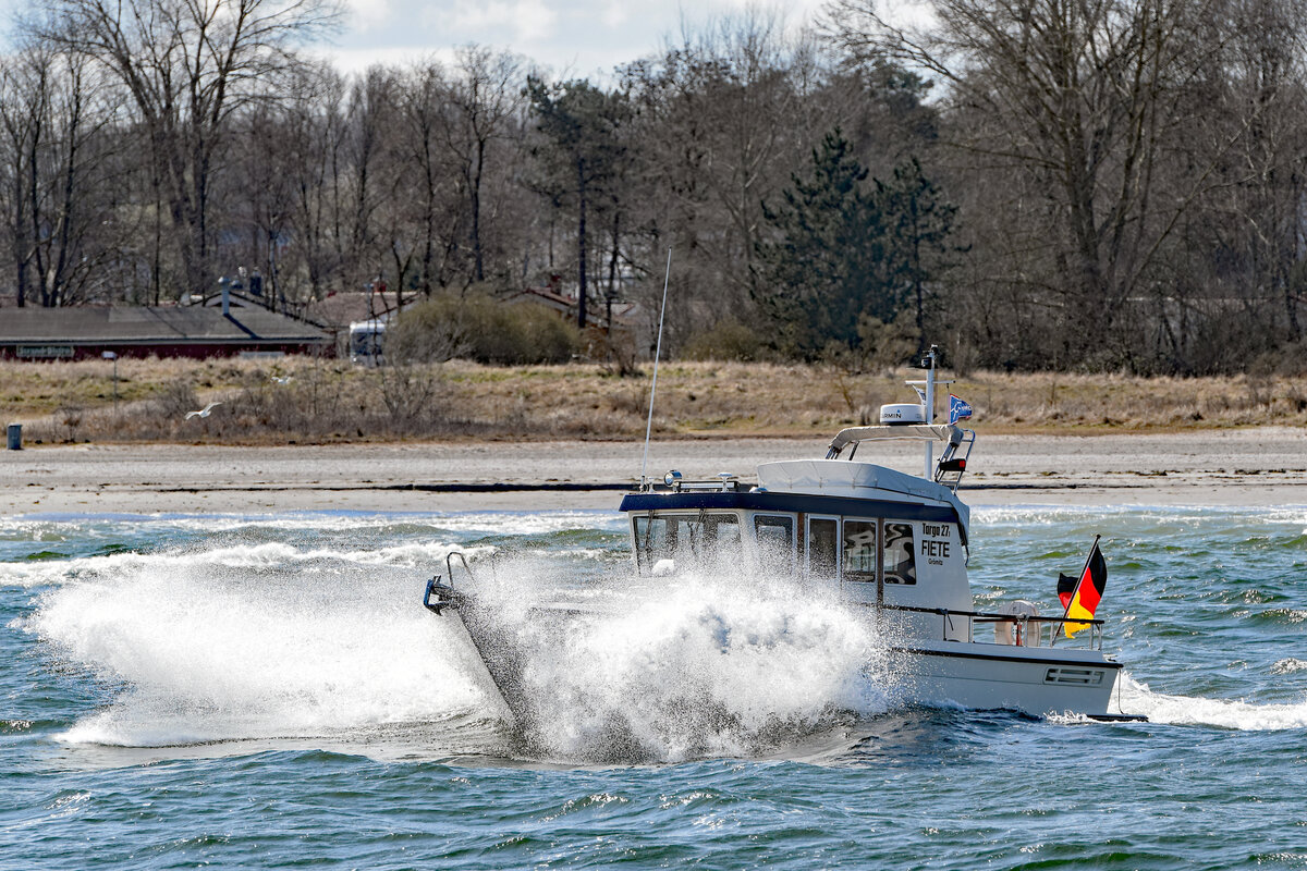 Motorboot FIETE am 02.04.2022 in der Ostsee vor Lübeck-Travemünde