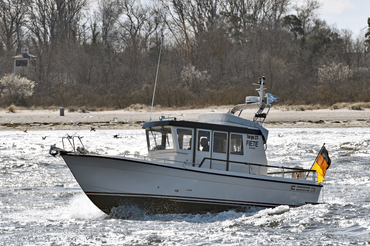 Motorboot FIETE am 02.04.2022 in der Ostsee vor Lübeck-Travemünde