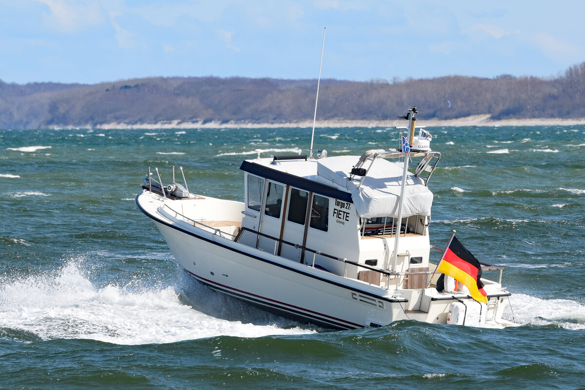 Motorboot FIETE am 02.04.2022 in der Ostsee vor Lübeck-Travemünde