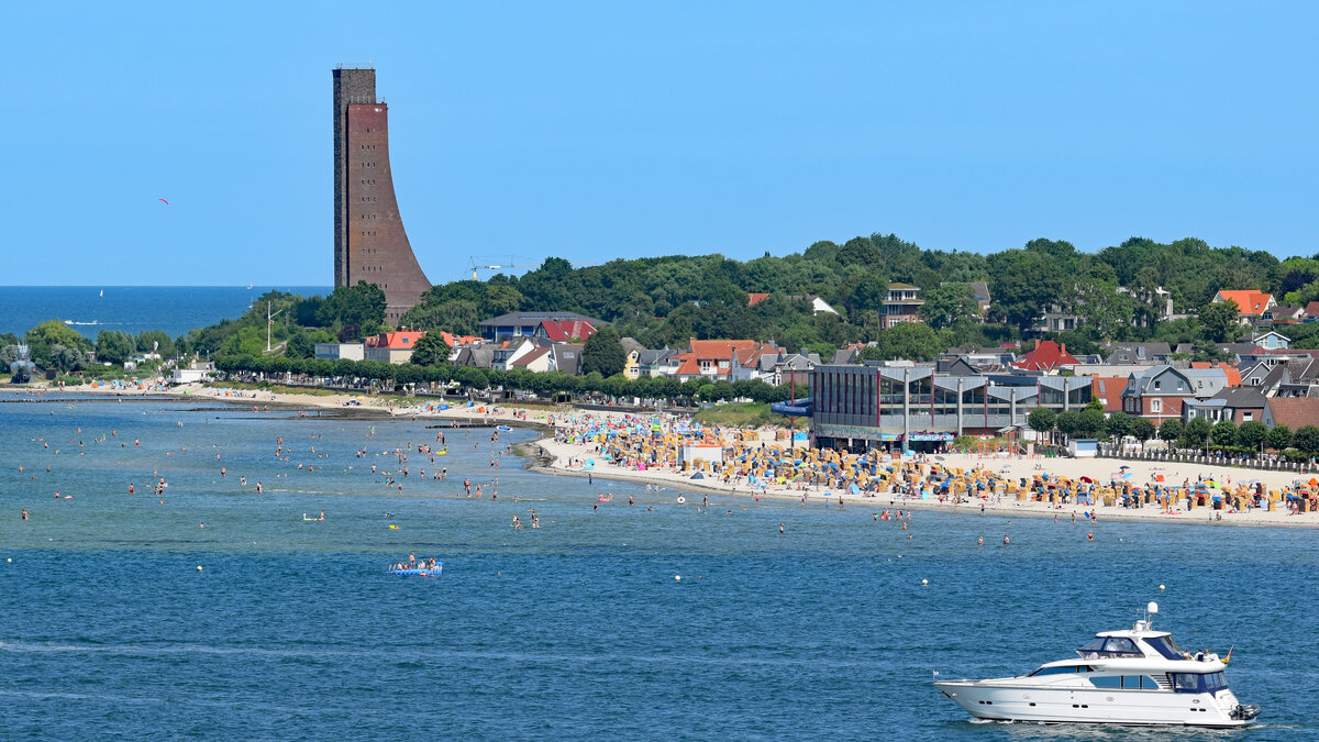 Motorboot in der Kieler Förde unweit des Marineehrenmals Laboe. Aufnahme vom 17.07.2021