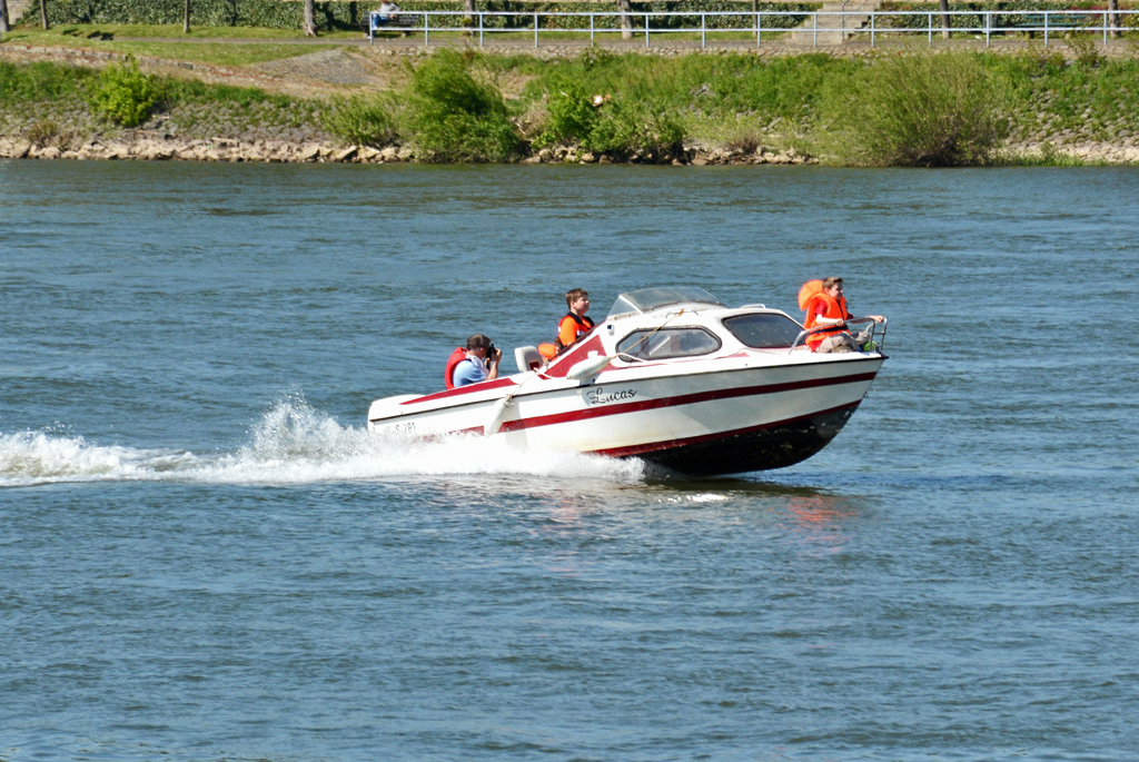 Motorboot  Lucas , KS 281, volle Pulle auf dem Rhein bei Remagen - 08.05.2016