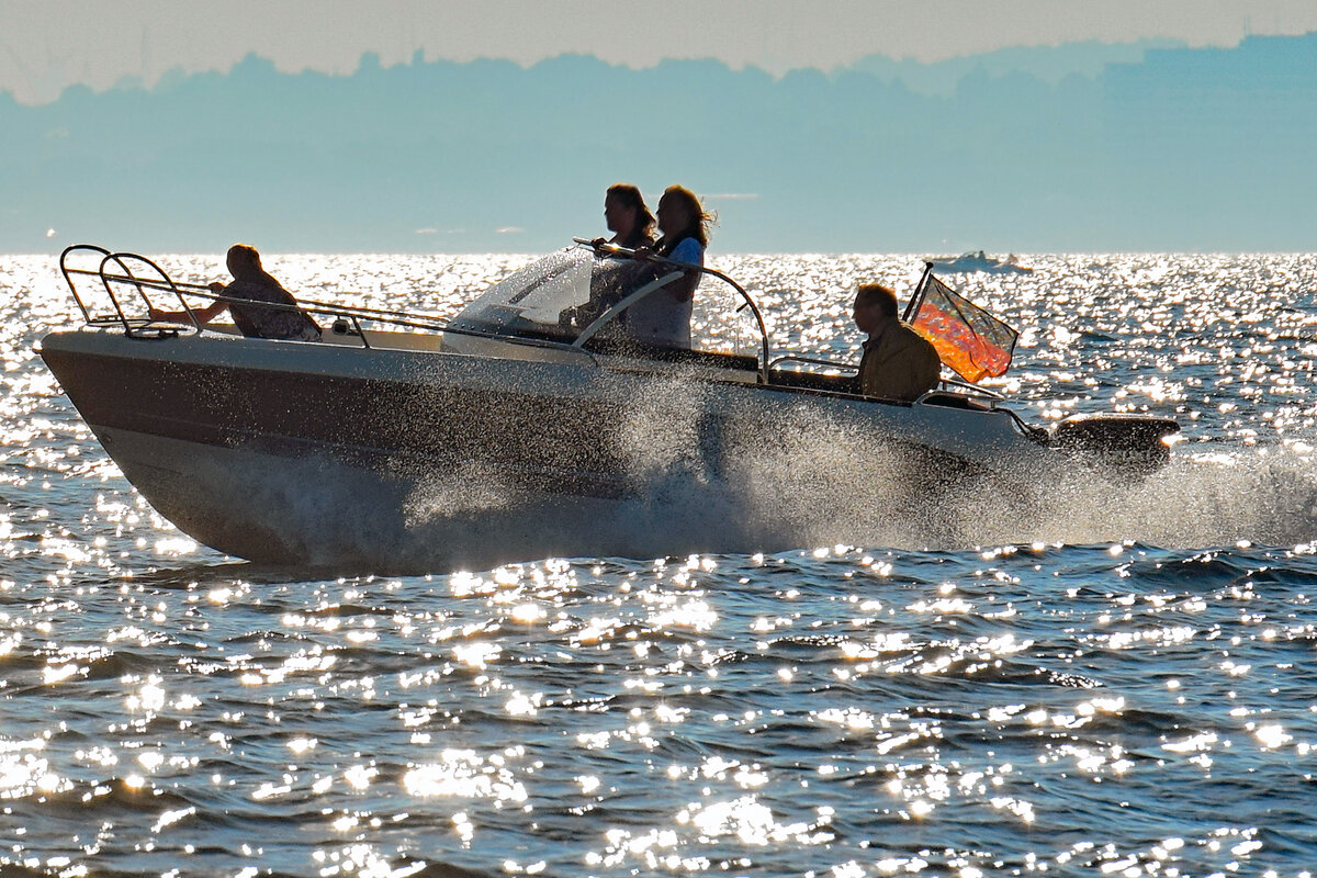 Motorboot in der Ostsee / Lübecker Bucht. Aufnahme vom 09.09.2021. 