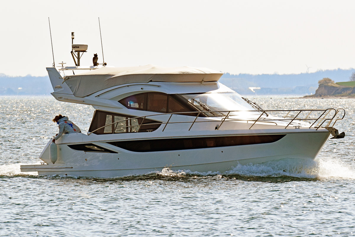 Motorboot in der Ostsee vor Neustadt / Holstein. Aufnahme vom 28.04.2021