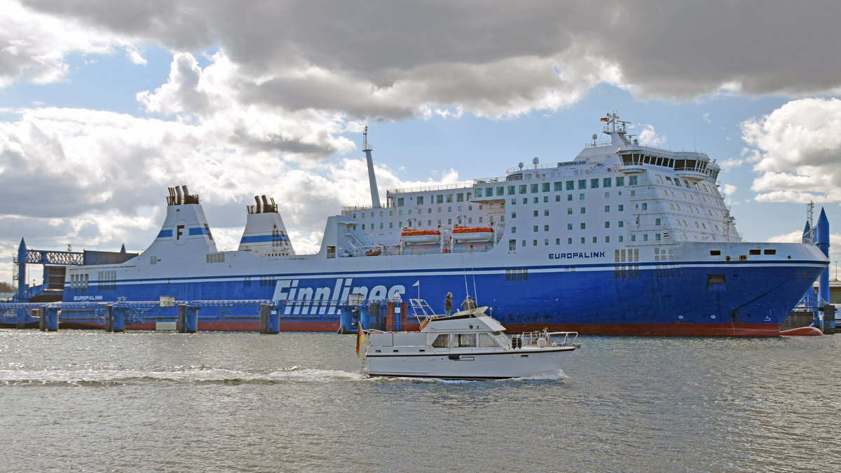 Motorboot passiert die am Skandinavienkai liegende EUROPALINK (IMO 9319454, Finnlines). Lübeck-Travemünde, 25.04.2021