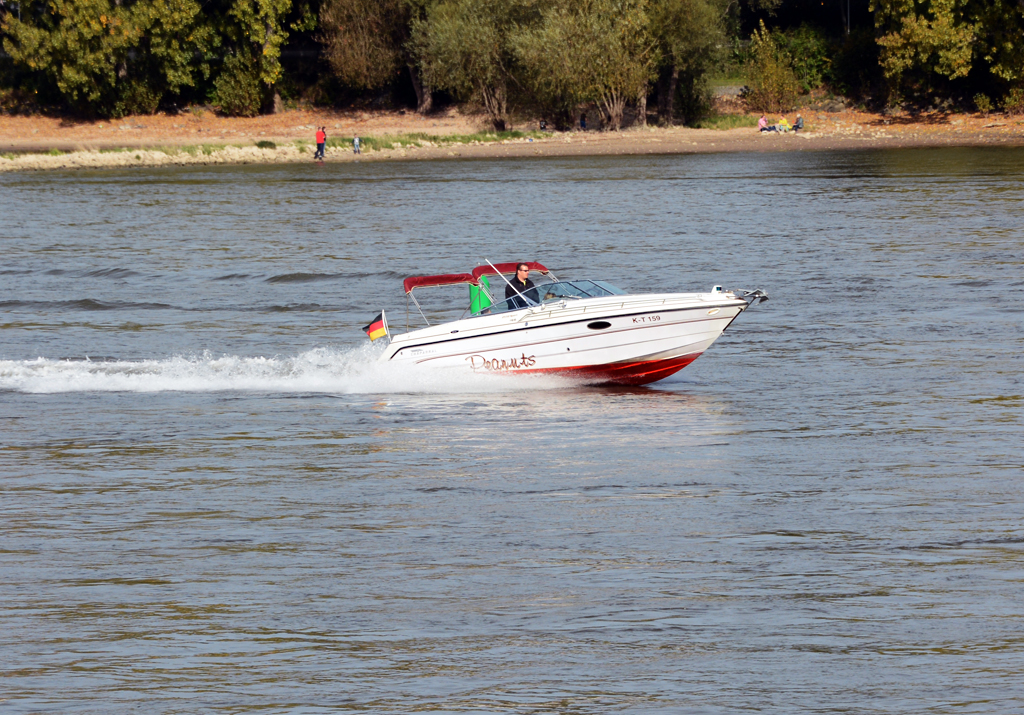 Motorboot  Peanuts  (K-T 159) auf dem Rhein bei Plittersdorf - 12.10.2014