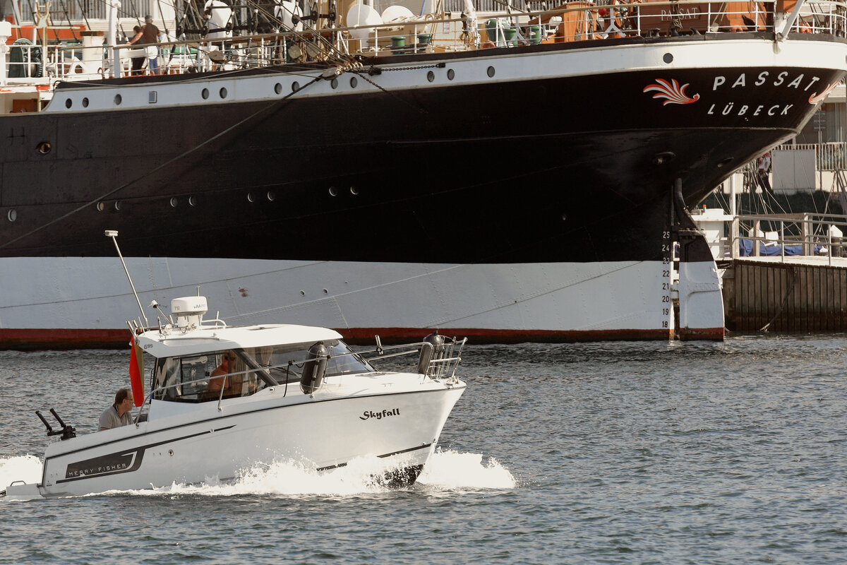 Motorboot SKYFALL am 04.09.2021 im Hafen von Lübeck-Travemünde unweit der Viermastbark PASSAT