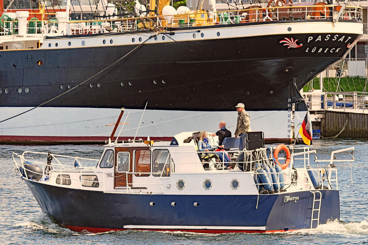 Motorboot THETYS am 24.5.2021 im Hafen von Lübeck-Travemünde