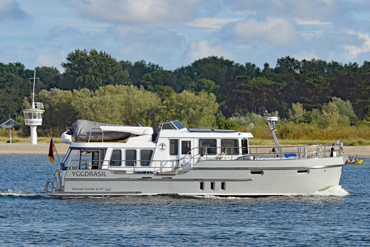 Motorboot YGGDRASIL am 1.8.2021 in der Ostsee vor Lübeck-Travemünde