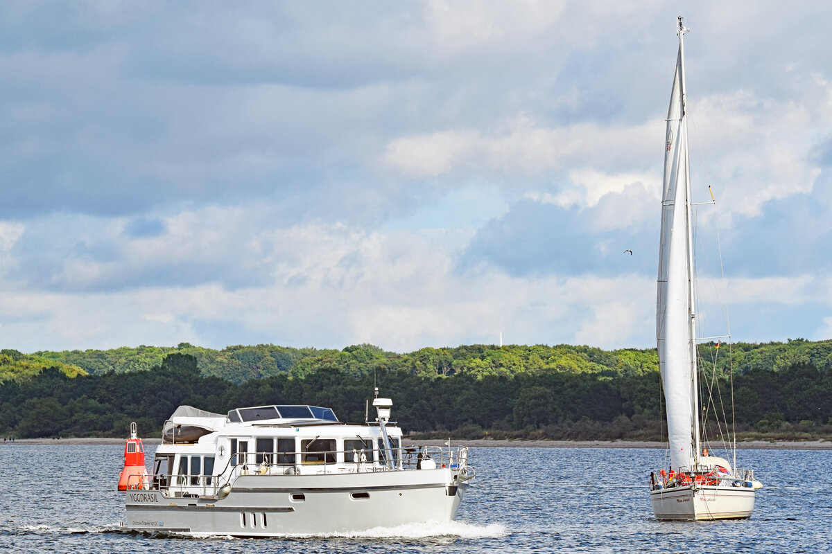 Motorboot YGGDRASIL und Segelboot MEINE AUSZEIT am 1.8.2021 in der Ostsee vor Lübeck-Travemünde