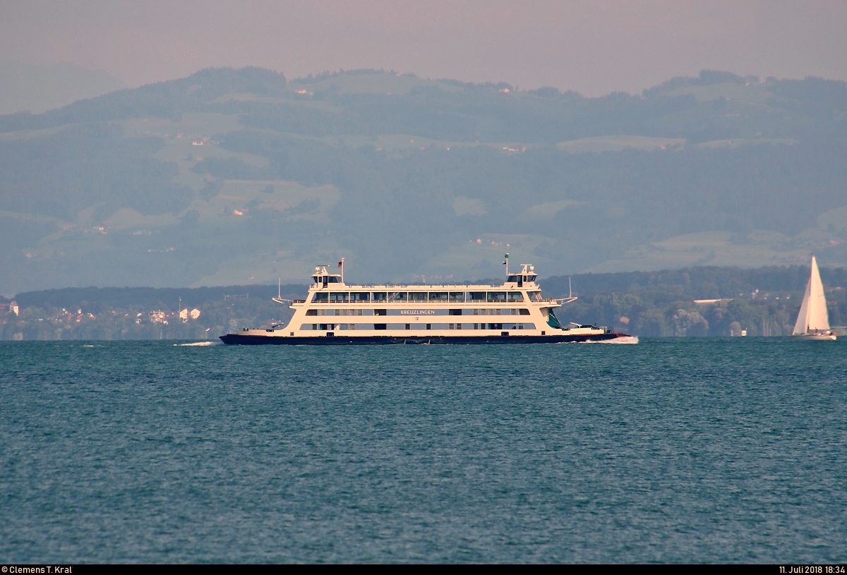 Motorfähre  Kreuzlingen  der Stadtwerke Konstanz GmbH als Fähre von Konstanz nach Meersburg unterwegs auf dem Bodensee.
[11.7.2018 | 18:34 Uhr]