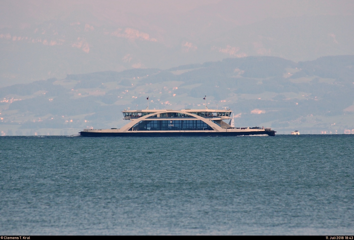 Motorfähre  Lodi  der Stadtwerke Konstanz GmbH als Fähre von Konstanz nach Meersburg unterwegs auf dem Bodensee.
[11.7.2018 | 18:43 Uhr]