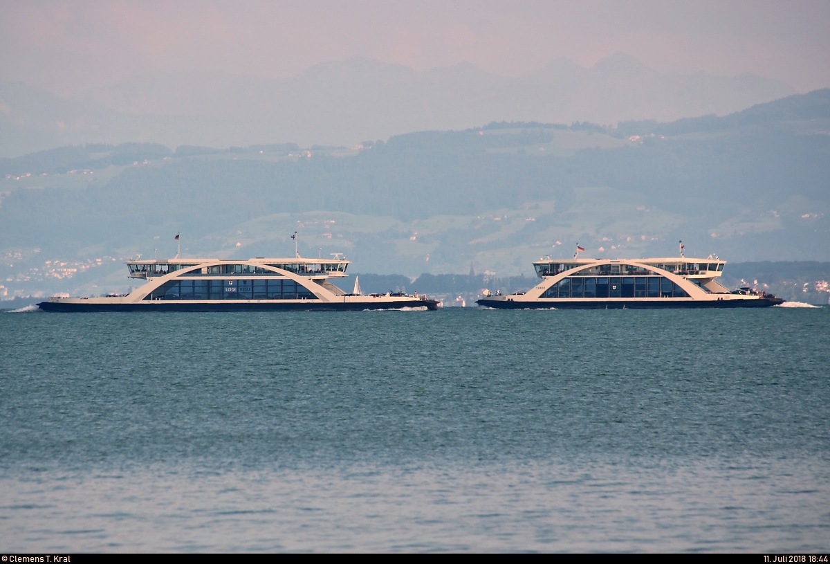 Motorfähre  Lodi  der Stadtwerke Konstanz GmbH als Fähre von Konstanz nach Meersburg begegnet Motorfähre  Tábor  von Meersburg nach Konstanz auf dem Bodensee.
[11.7.2018 | 18:44 Uhr]