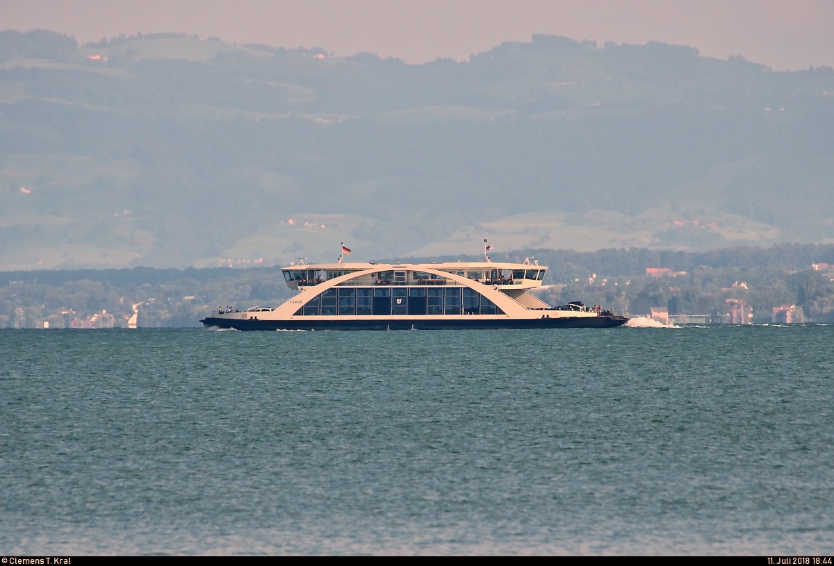 Motorfähre  Tábor  der Stadtwerke Konstanz GmbH als Fähre von Meersburg nach Konstanz unterwegs auf dem Bodensee.
[11.7.2018 | 18:44 Uhr]