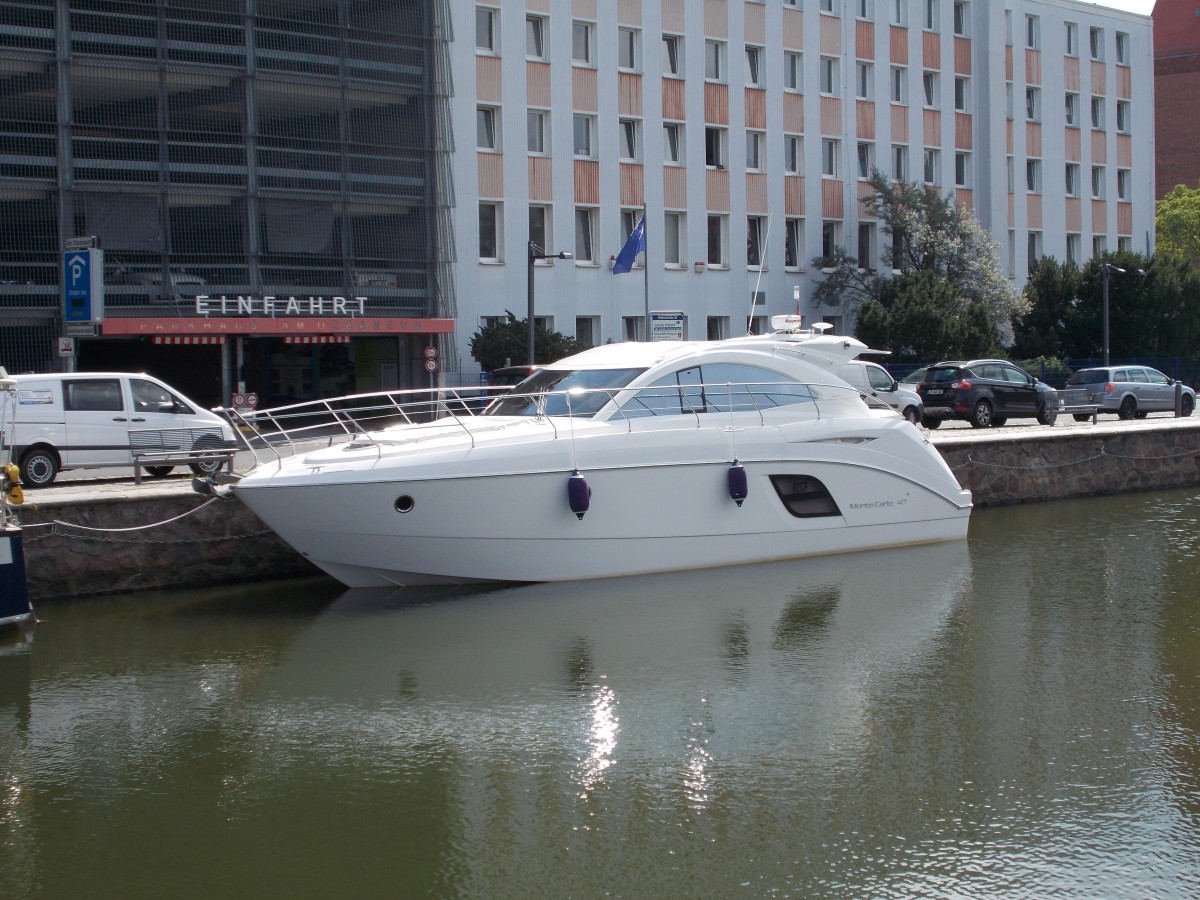 Motorjacht,am 15.Juli 2014,im Stralsunder Stadthafen.