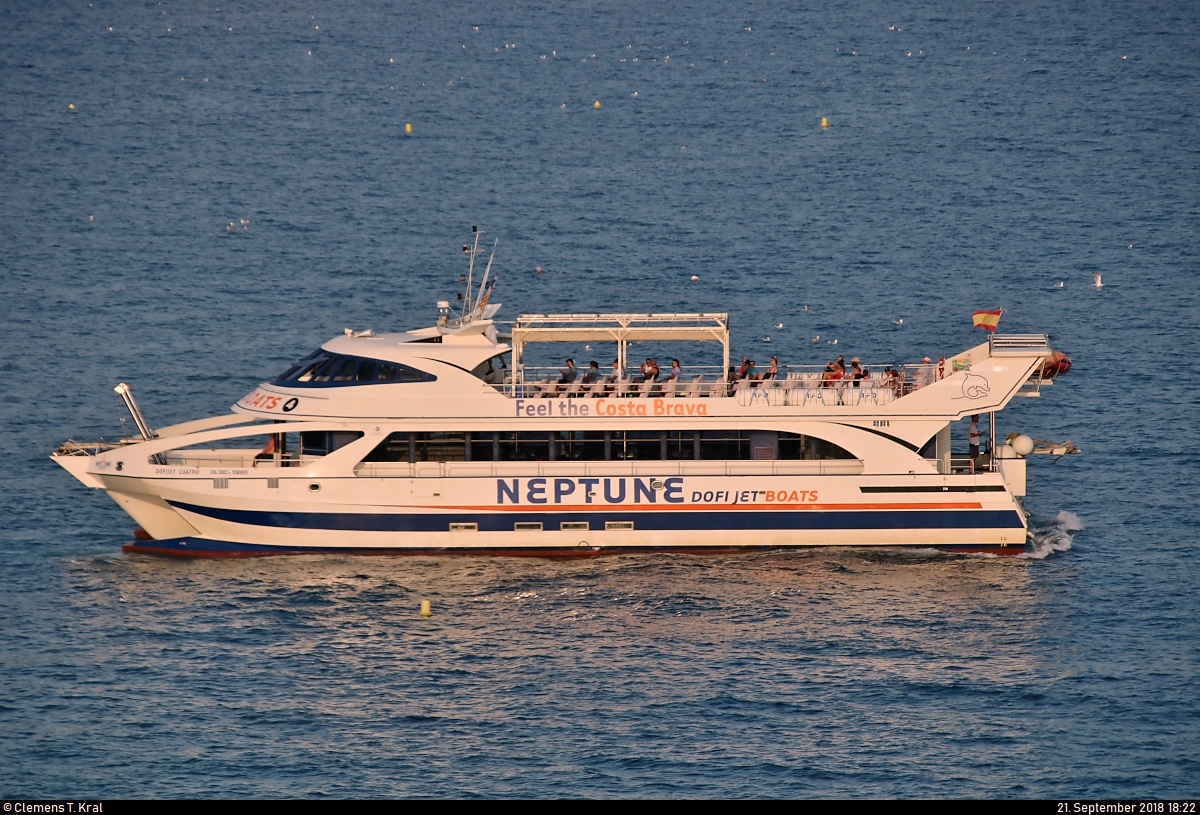 Motorschiff  Dofi Jet IV  der Dofi Jet Boats S.L. unterwegs auf dem Mittelmeer (Costa Brava) bei Lloret de Mar (E).
[21.9.2018 | 18:22 Uhr]