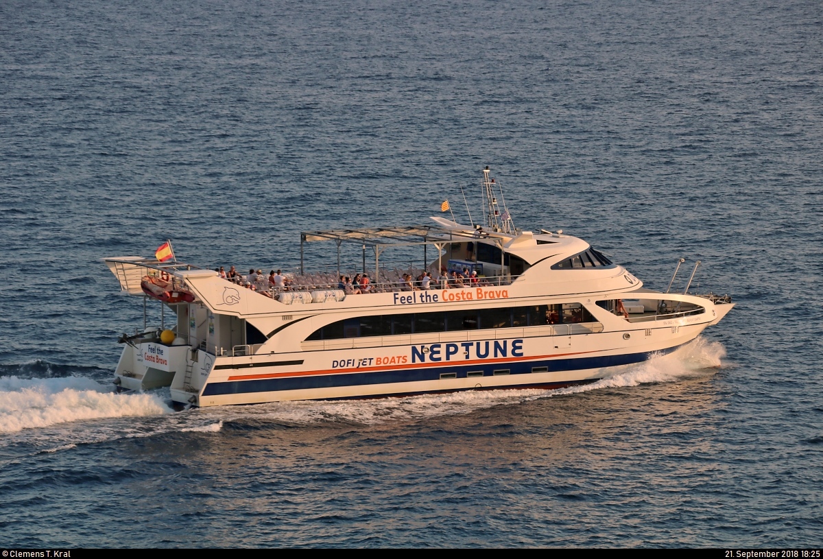 Motorschiff  Dofi Jet IV  der Dofi Jet Boats S.L. unterwegs auf dem Mittelmeer (Costa Brava) bei Lloret de Mar (E).
[21.9.2018 | 18:25 Uhr]