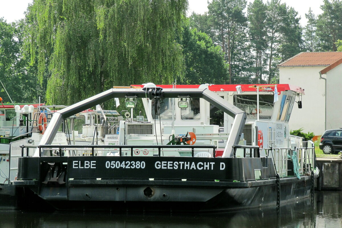 Motorschiff  ELBE  (05042380 , 22,78 x 7,20m) lag am 13.07.2021 bei der Werft in Malz im gleichnamigen Kanal.