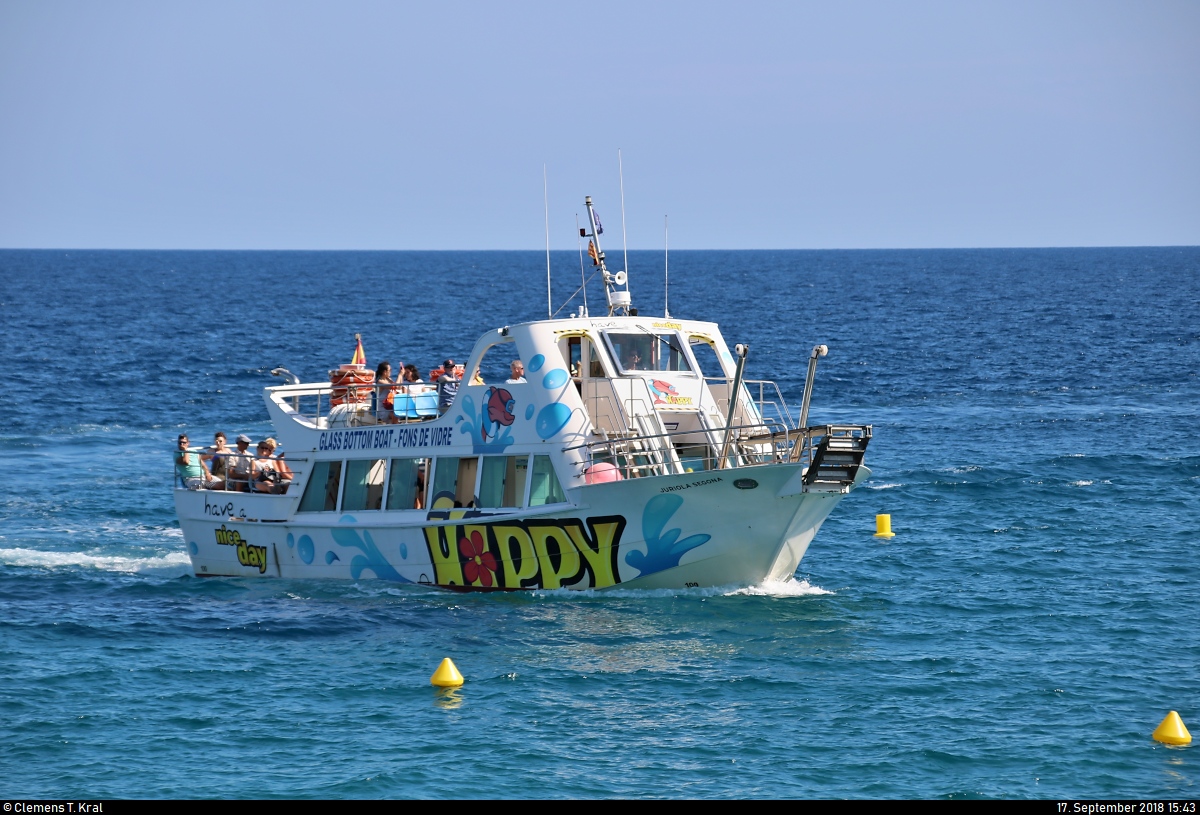 Motorschiff  Juriola Segona  (Eigentümer unbekannt) erreicht den Strand von Tossa de Mar (E) auf dem Mittelmeer (Costa Brava).
[17.9.2018 | 15:43 Uhr]