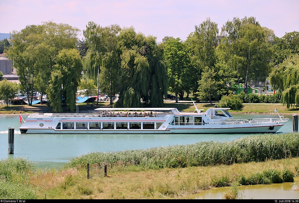 Motorschiff  Munot  der Schweizerischen Schifffahrtsgesellschaft Untersee und Rhein (URh) verlässt den Hafen Kreuzlingen (CH) auf dem Bodensee.
[12.7.2018 | 14:30 Uhr]