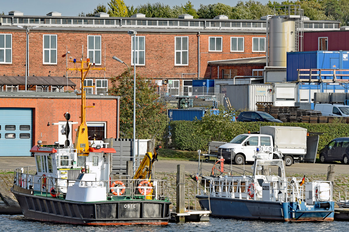 Motorschiff OSTE des Wasser- und Schifffahrtsamtes Cuxhaven (links im Bild) und Polizeiboot WAGRIEN am 20.9.2018 im Hafen von Lübeck