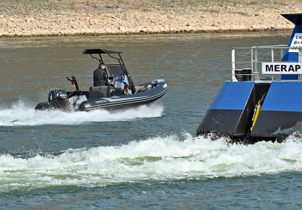 Motorschlauchboot überholt TMS CHEMGAS 24 - Rhein bei Remagen - 25.03.2022