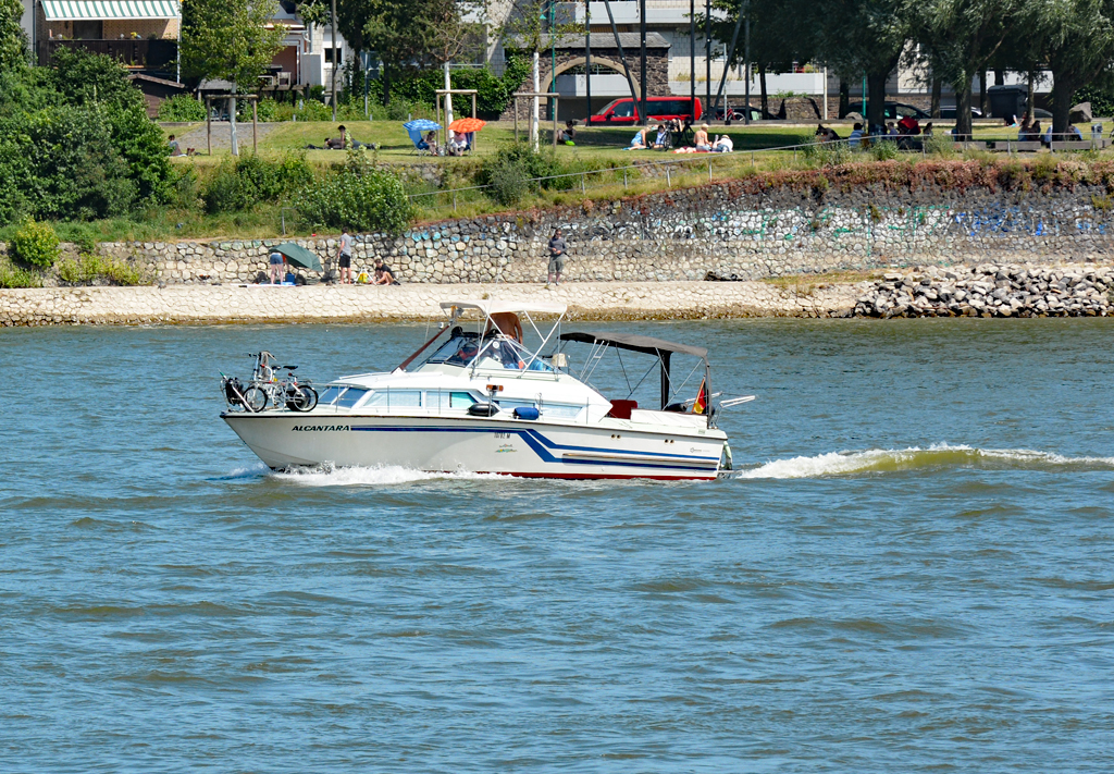 Motoryacht  Alcantara  auf dem Rhein in Bonn - 10.07.2016