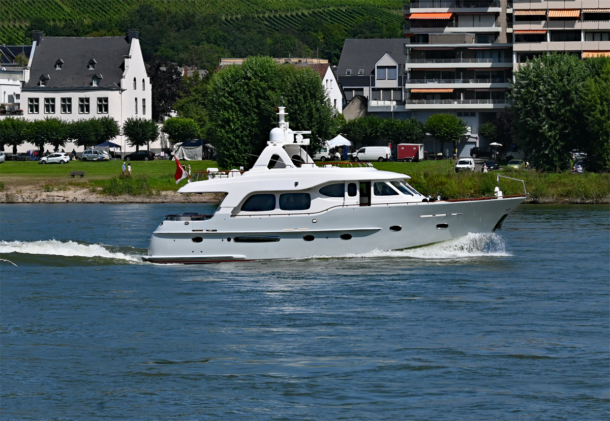 Motoryacht ATÉ JÁ III aus Monaco querab Bad Hönningen - 14.08.2021