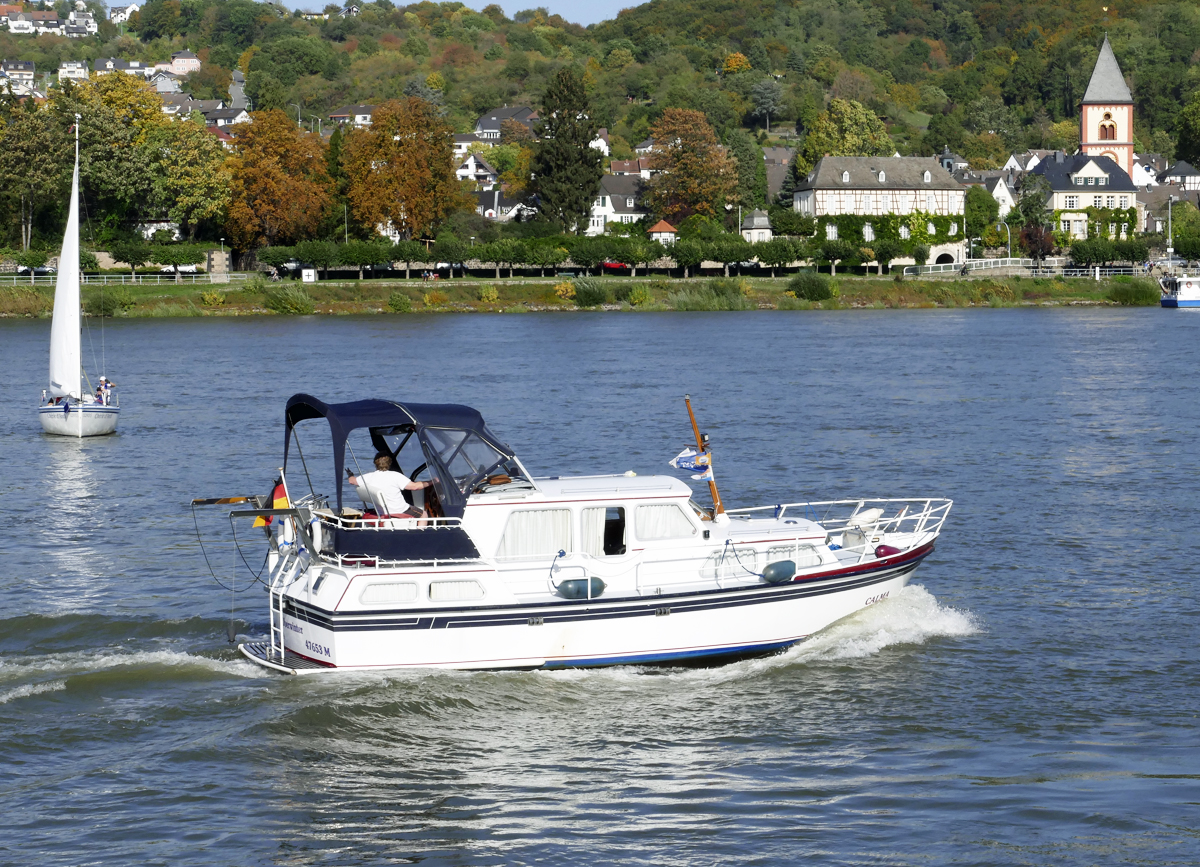 Motoryacht  Calma  auf dem Rhein in Remagen - 13.10.2019
