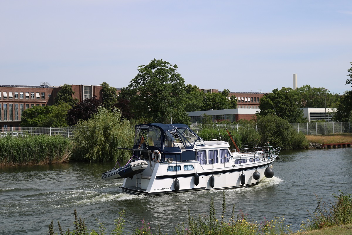 Motoryacht  HOLLANDIA 1000 S  auf dem Mittellandkanal nahe des VW-Werks Wolfsburg. [19.7.2017 - 11:31 Uhr]