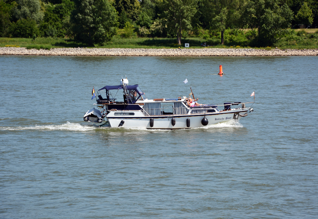 Motoryacht  Kölsche Boor  auf dem Rhein in Bonn - 04.06.2015