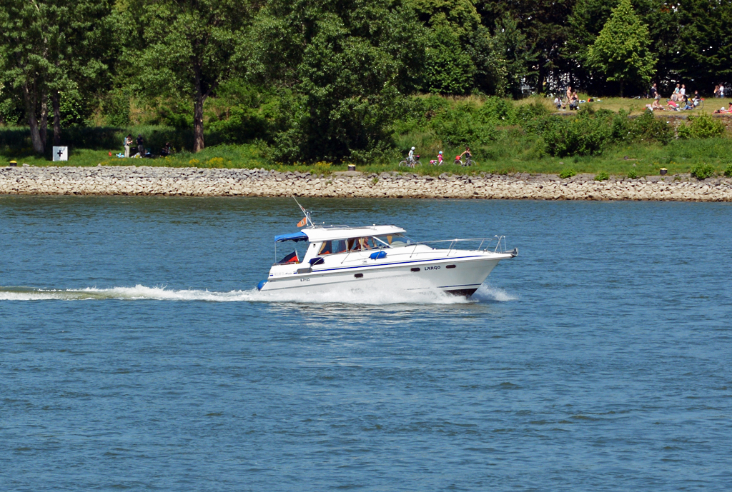Motoryacht  Largo  auf dem Rhein in Bonn - 04.06.2015