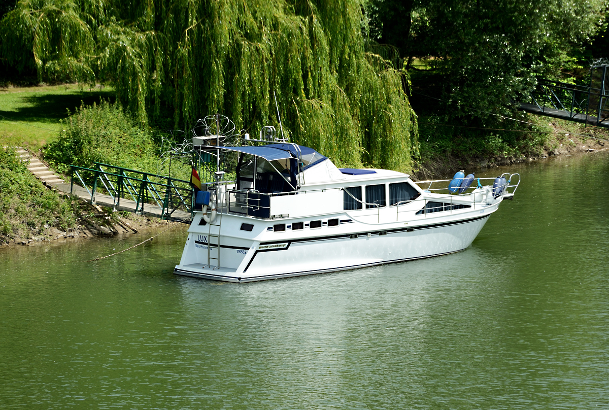 Motoryacht  LUX  beim Yachthafen in Bad Honnef - 17.06.2015