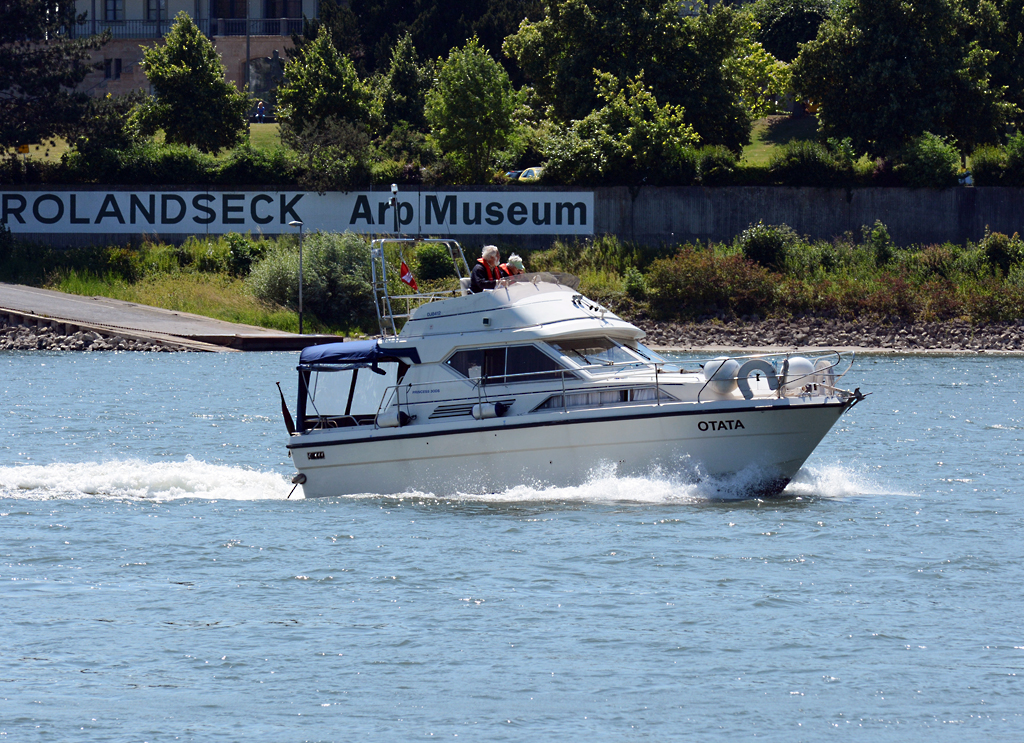 Motoryacht  OTATA  auf dem Rhein bei Rolandseck - 01.07.2014