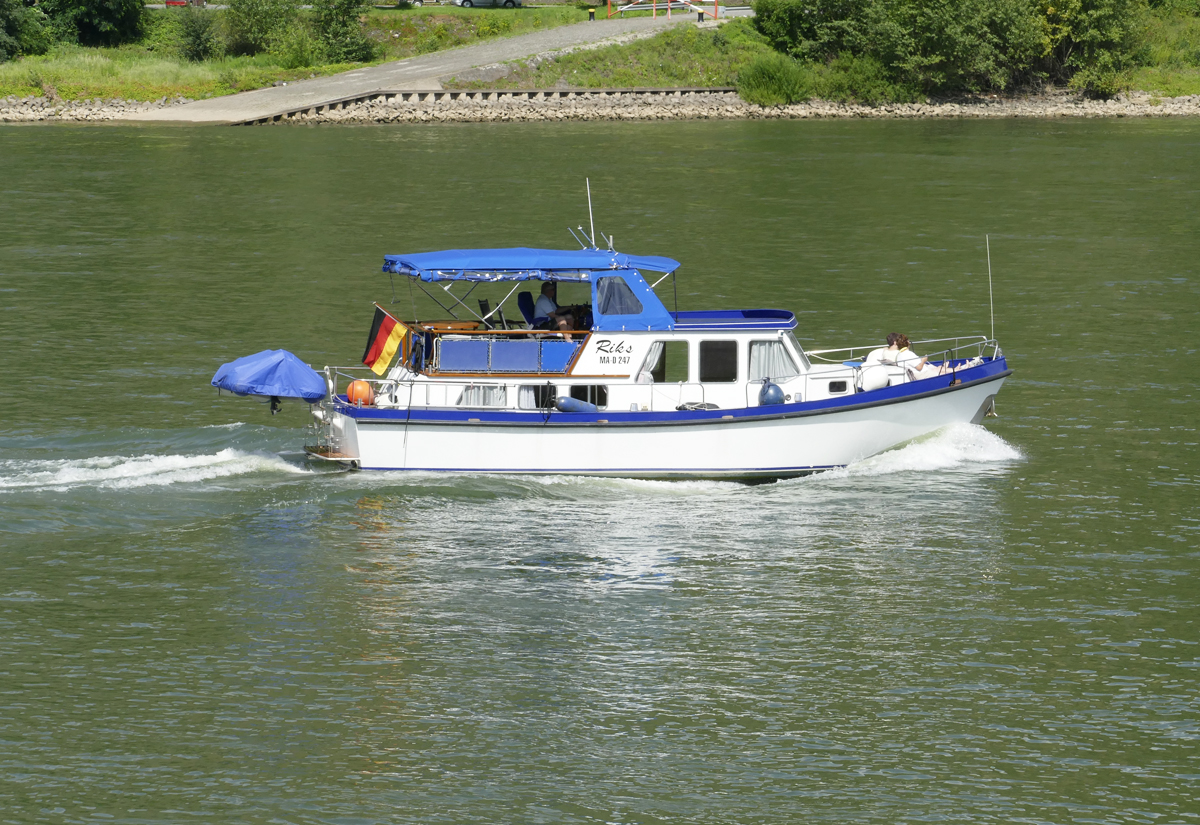 Motoryacht  Riks  (MA-D247) auf dem Rhein in Remagen - 22.08.2017