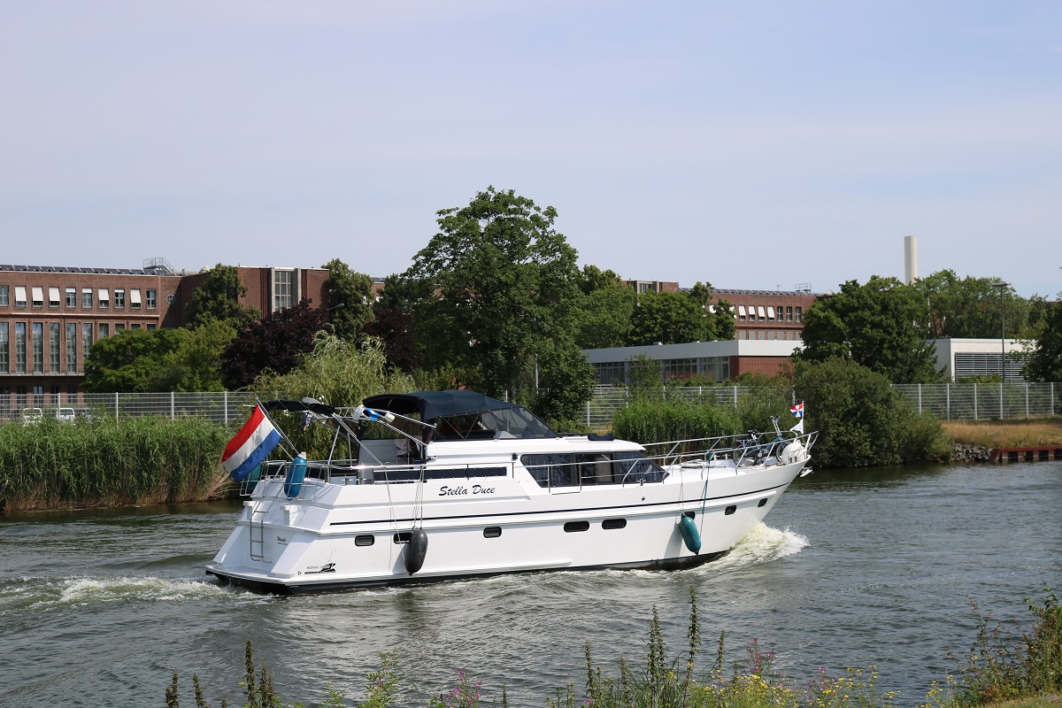 Motoryacht  Stella Duce  auf dem Mittellandkanal nahe des VW-Werks Wolfsburg. [19.7.2017 - 11:32 Uhr]