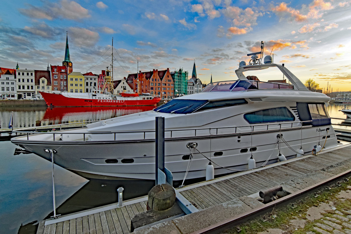 Motoryacht SURPRISE (Heimathafen Neustadt) im Hansahafen Lübeck. Aufnahme vom 24.02.2021. Im Hintergrund ist das Feuerschiff FEHMARNBELT zu sehen.