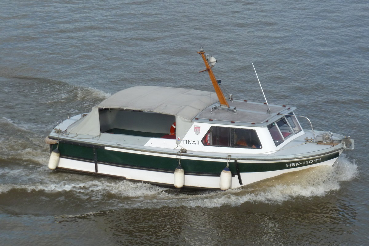 Motoryacht 'Tina I' (HBK-110-N) passiert den Aussichtsturm im Rüschpark, Hamburg-Finkenwerder. Aufnahmedatum: 10.10.2016