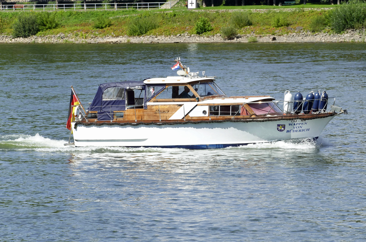 Motoryacht Typ Storebro Adler 34  Wappen von Büderich , Rhein Remagen - 22.08.2017
