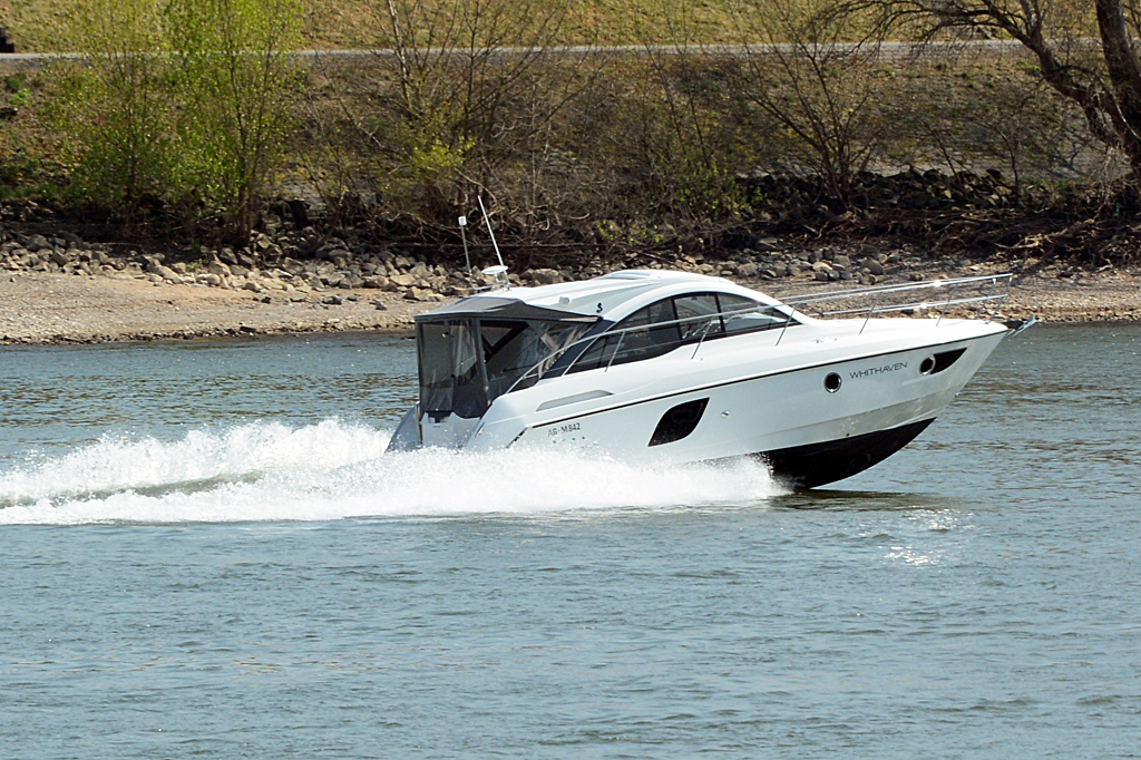 Motoryacht  WHITHAVEN  auf dem Rhein bei Unkel - 12.04.2014
