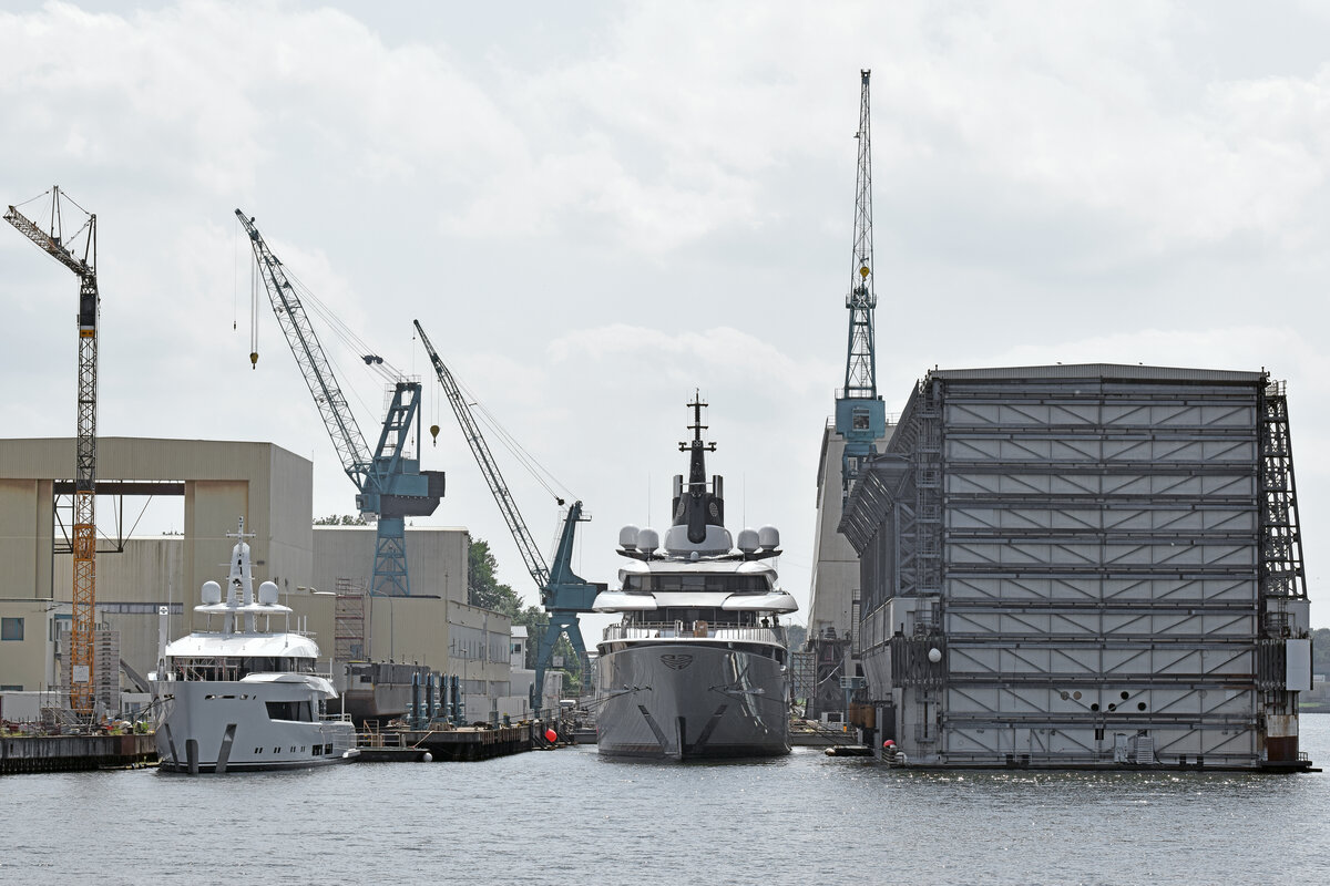 Motoryachten bei der Lürssen-Kröger Werft in Schacht-Audorf (am Nord-Ostsee-Kanal). Aufnahme vom 24.07.2021