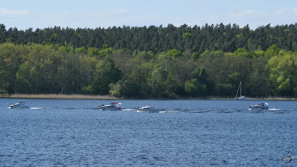 Motoryachten Ende April 2018 auf der Havel am Stadtrand von Berlin.