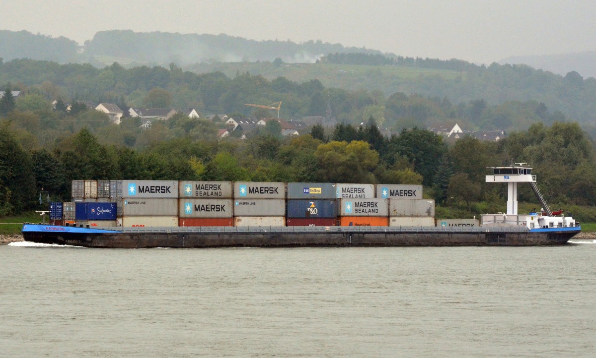 MS  AARBURG,  ein Container-Schiff auf dem Rhein bei  Marksburg  vom 26.09.2013. Heimathafen Haren/ENS.