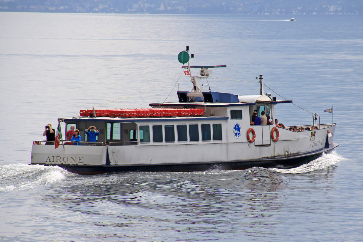 MS Airone (Navigazione Lago Maggiore), auf der Fahrt von Ponte Ronco zu den Brisago Inseln. Mit Baujahr 2007 eines der neusten Schiffe der NLM. Gebaut in der Werft von Cantieri Navali Chioggia Ravenna. Die Airone ist 24.17 Meter lang und fasst 132 Passagiere.  01.06.2016.