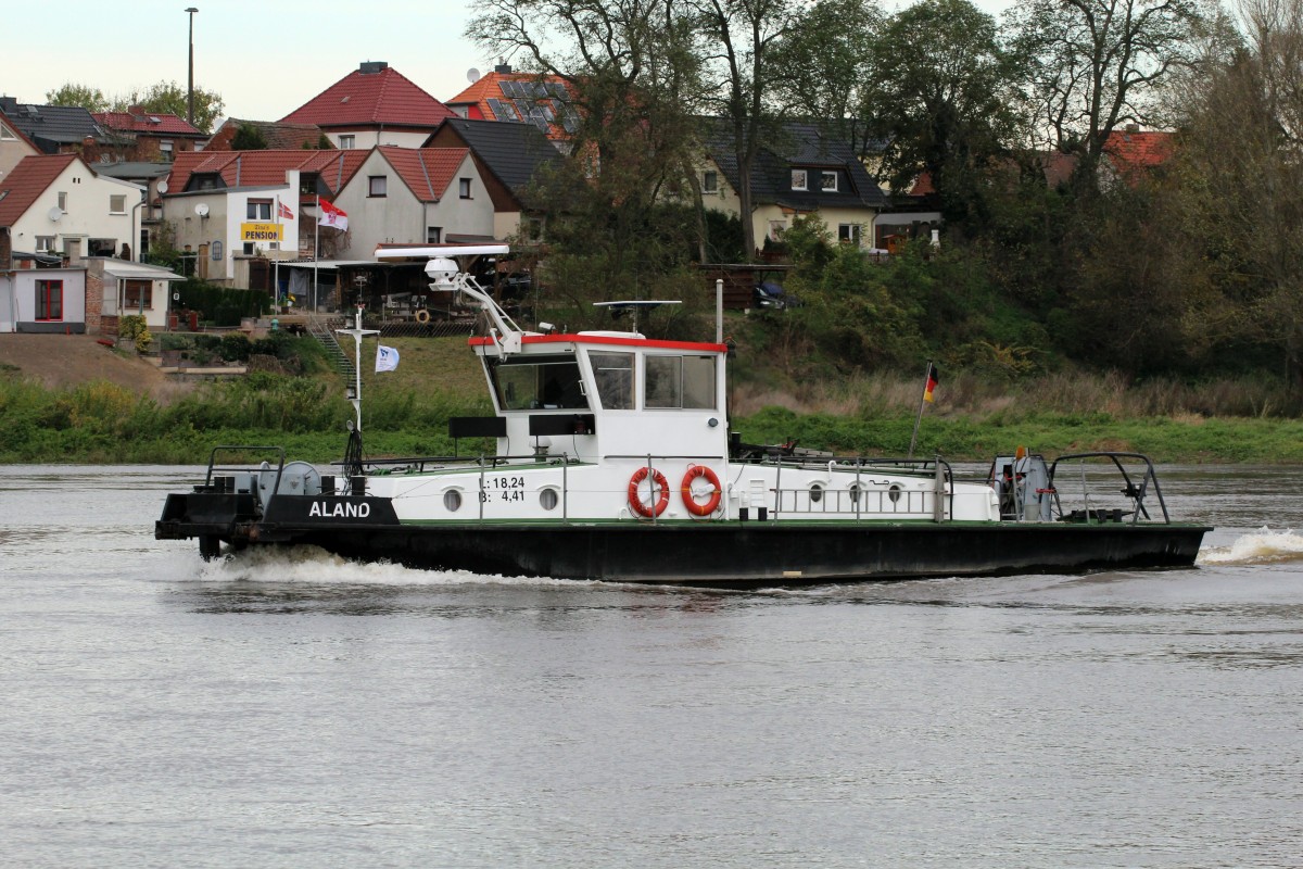 MS Aland vom WSA MD , 18,24 x 4,41m , am 03.11.2014 auf der Elbe bei Rogätz zu Berg.